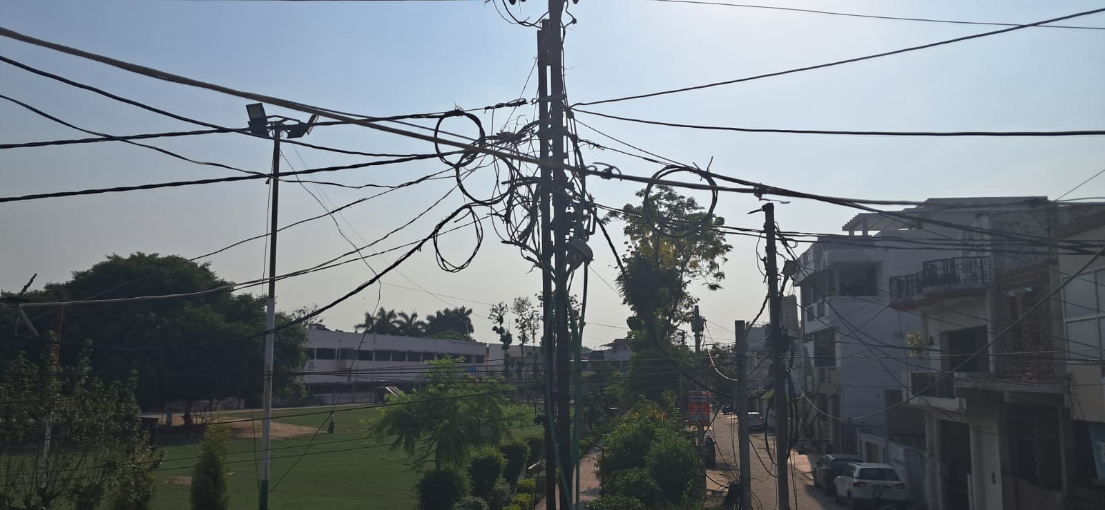 शहर के दूधिया मंदिर मार्ग की गली में लगा झुका खंभा। संवाद शहर के दूधिया मंदिर मार्ग की गली में लगा झुका खंभा। संवाद
