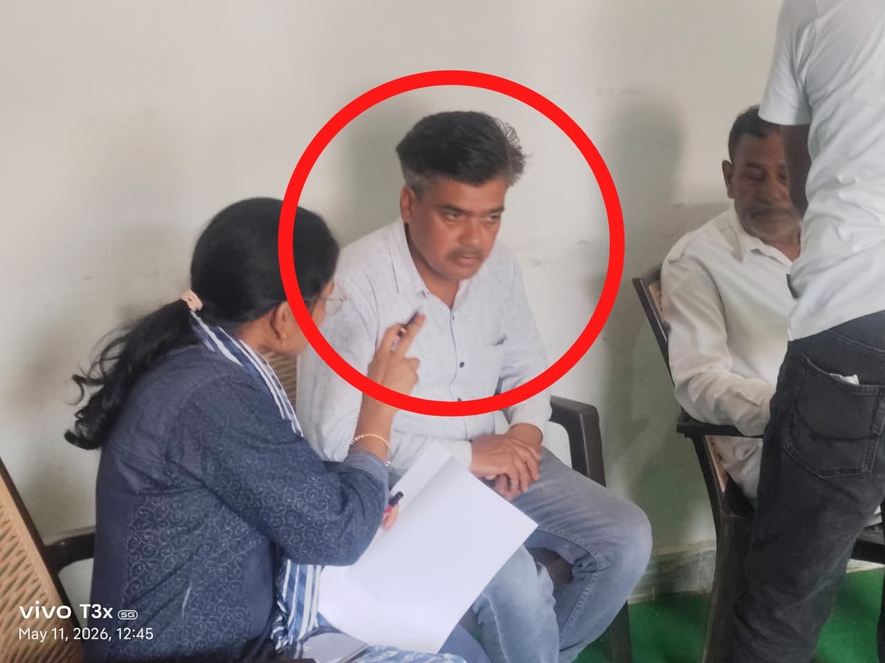 पीएम आवास की किस्त के नाम पर रिश्वतखोरी का भंडाफोड़: दमोह में पंचायत सचिव 6 हजार लेते रंगे हाथ 