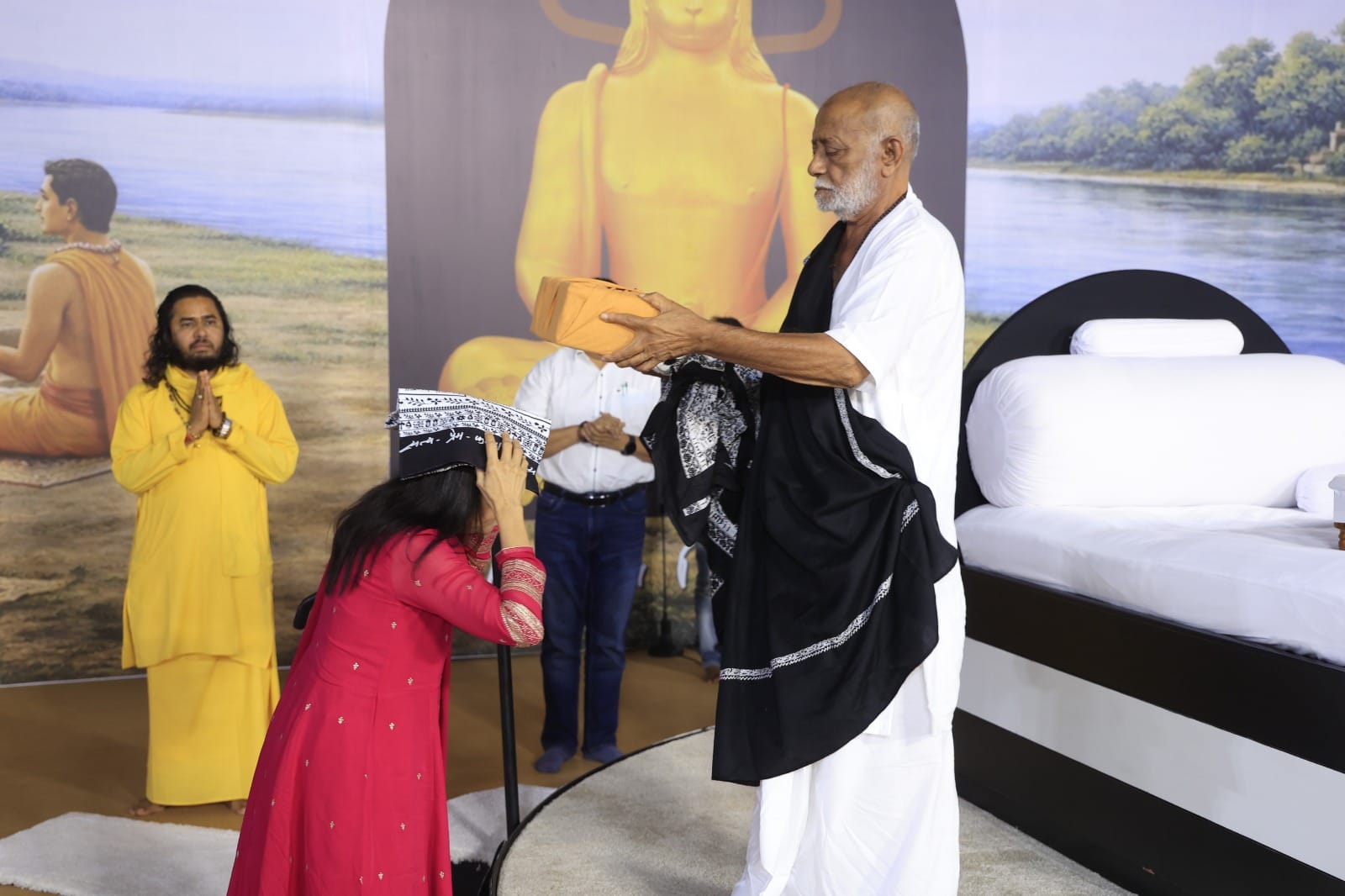 शुकदेव आश्रम में श्रीराम कथा सुनते संत श्रद्धालु। संवाद शुकदेव आश्रम में श्रीराम कथा सुनते संत श्रद्धालु। संवाद