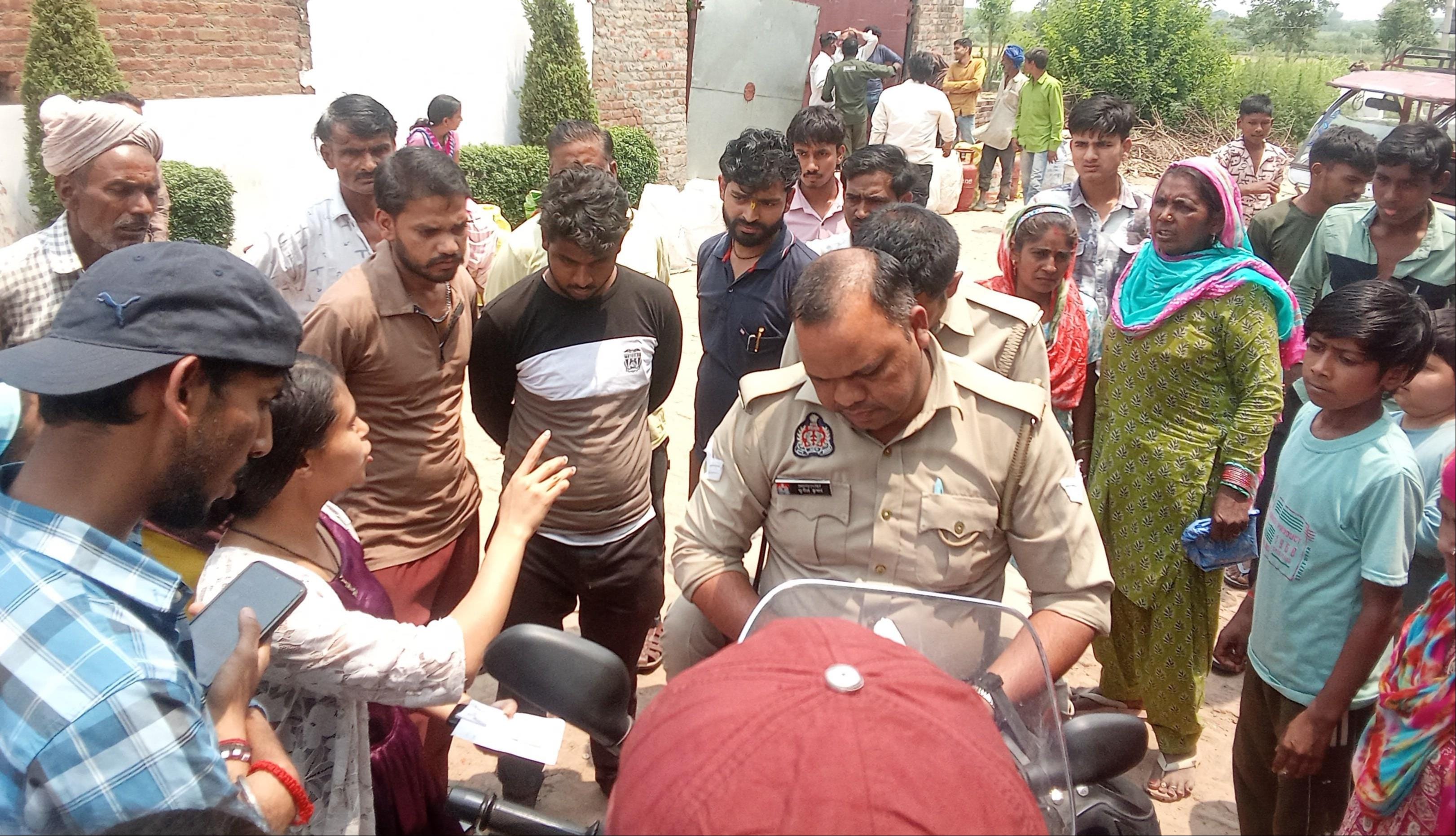 शामली क्षेत्र के गांव गोहरनी  में गैस गोदाम पर सिलिंडेर न मिलने पर हंगामा करते उपभोक्ता । संवाद