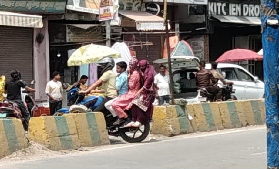 शामली में गांधी चौक बाजार के सामने अवैध कट से निकलता मोपेड सवार। संवाद शामली में गांधी चौक बाजार के सामने अवैध कट से निकलता मोपेड सवार। संवाद