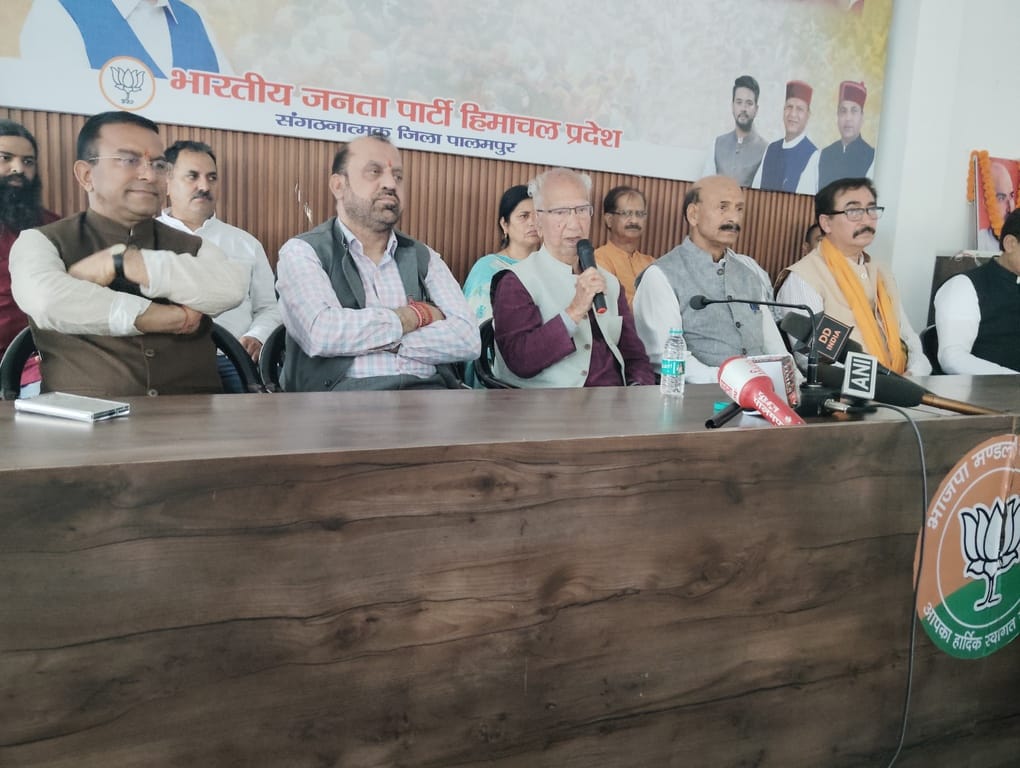 धर्मशाला में प्रेस वार्ता करते पूर्व कर्मचारी कल्याण बोर्ड के उपाध्यक्ष घनश्याम शर्मा और अन्य। 