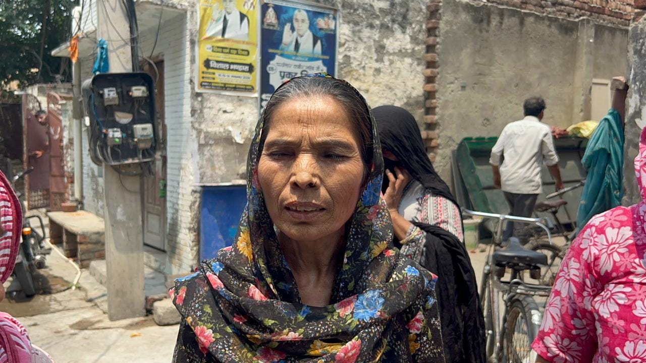 10-रोहतक के भरत कॉलोनी निकट होटल के बाहर सड़क पर पानी डालता युवक। संवाद 10-रोहतक के भरत कॉलोनी निकट होटल के बाहर सड़क पर पानी डालता युवक। संवाद