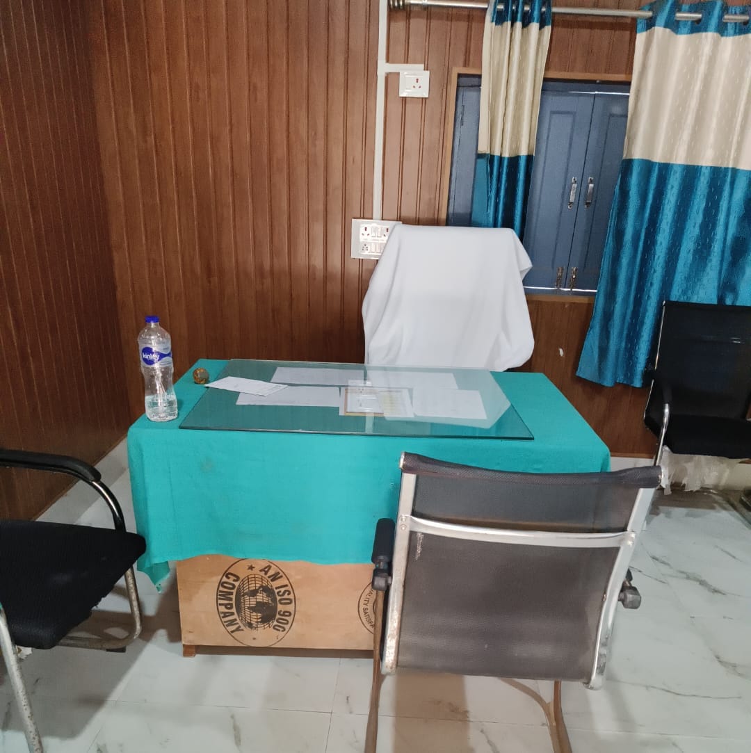 11:20 पर खाली पड़ी बिरनो खंड विकास अधिकारी कौश्तुंभ मणि पाठक की कुर्सी। संवाद