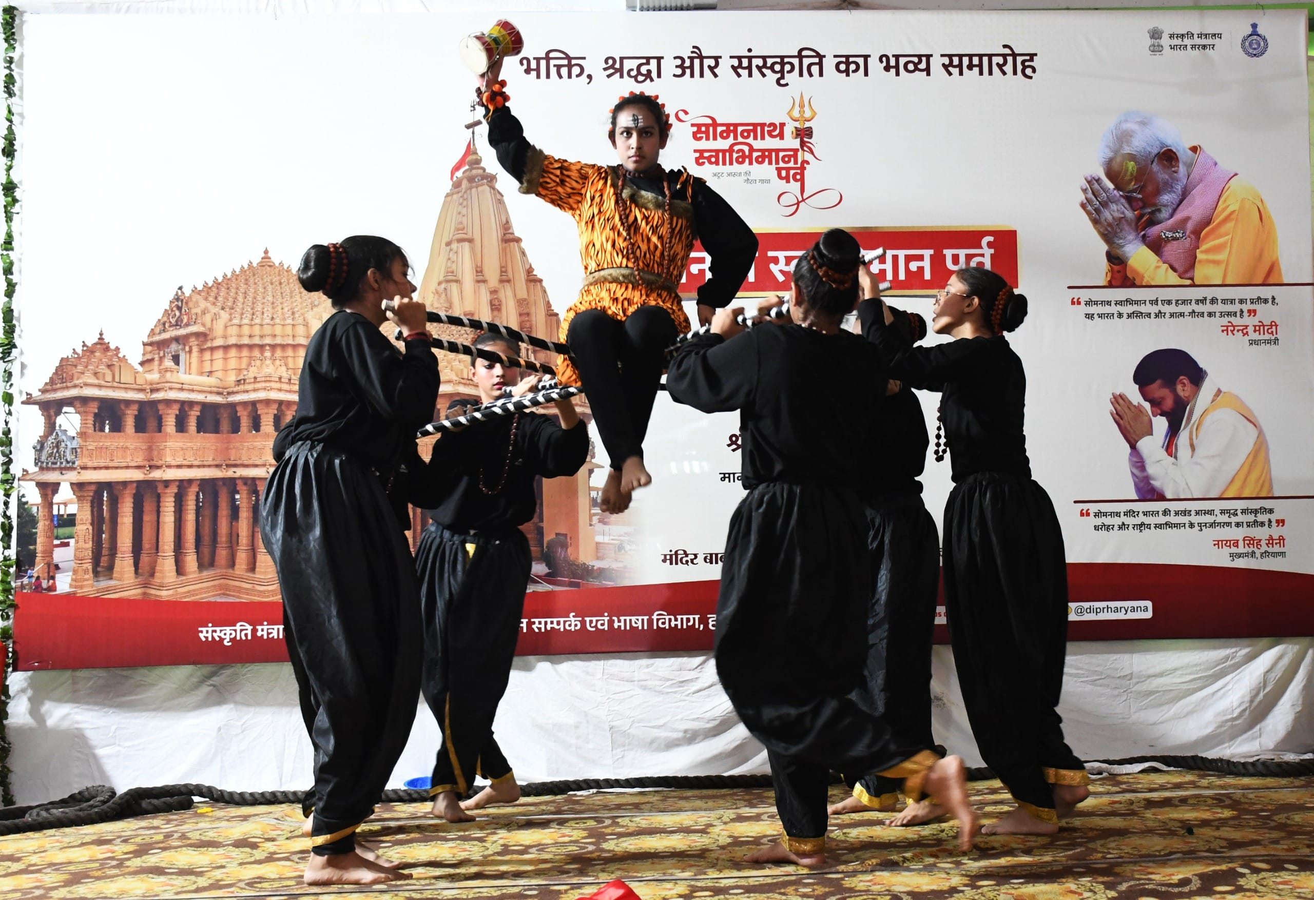 11jjrp02- बाबा प्रसाद गिरि की समाधि पर पूजा करते राज्यसभा सांसद संजय भाटिया। स्रोत : प्रचार वि