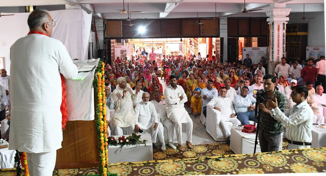 11jjrp02- बाबा प्रसाद गिरि की समाधि पर पूजा करते राज्यसभा सांसद संजय भाटिया। स्रोत : प्रचार वि