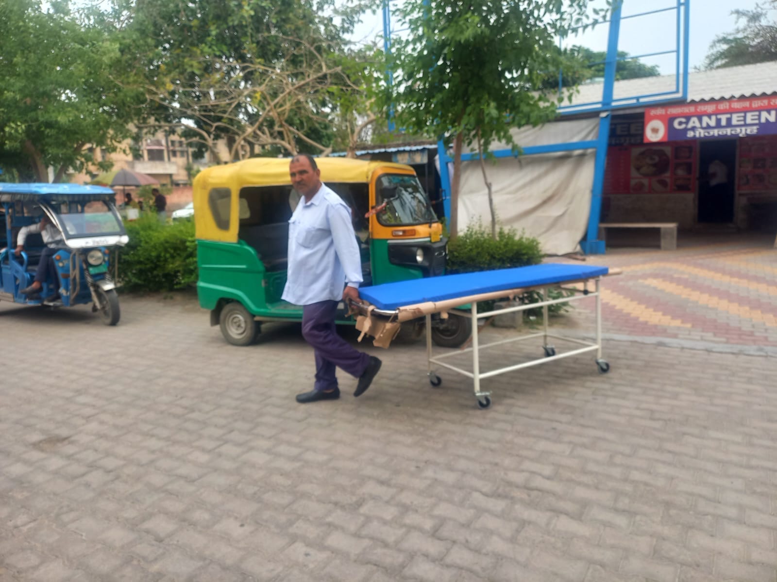 11jjrp08- सिविल अस्पताल में रखी मैमोग्राफी मशीन के पार्ट्स। संवाद