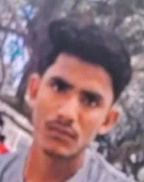 अमन का शव मिलने के बाद परिजनों से जानकारी करते सीओ और कोतवाल। संवाद