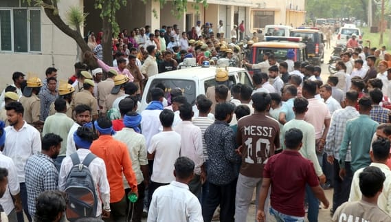 बिजनौर जिला कारागार में बंदी की मौत के बाद पोस्टमार्टम हाउस पर महिला पुलिसकर्मी के साथ भिड़ती 