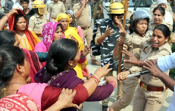 बिजनौर जिला कारागार में बंदी की मौत के बाद पोस्टमार्टम हाउस पर महिला पुलिसकर्मी के साथ भिड़ती 