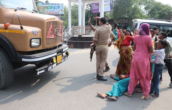 बिजनौर जिला कारागार में बंदी की मौत के बाद पोस्टमार्टम हाउस पर महिला पुलिसकर्मी के साथ भिड़ती 