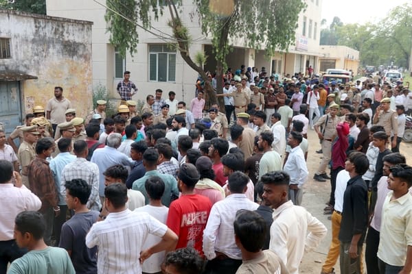 बिजनौर जिला कारागार में बंदी की मौत के बाद पोस्टमार्टम हाउस पर महिला पुलिसकर्मी के साथ भिड़ती 