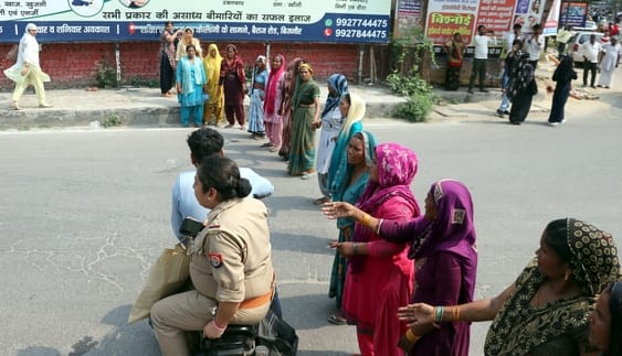 बिजनौर जिला कारागार में बंदी की मौत के बाद पोस्टमार्टम हाउस पर महिला पुलिसकर्मी के साथ भिड़ती 