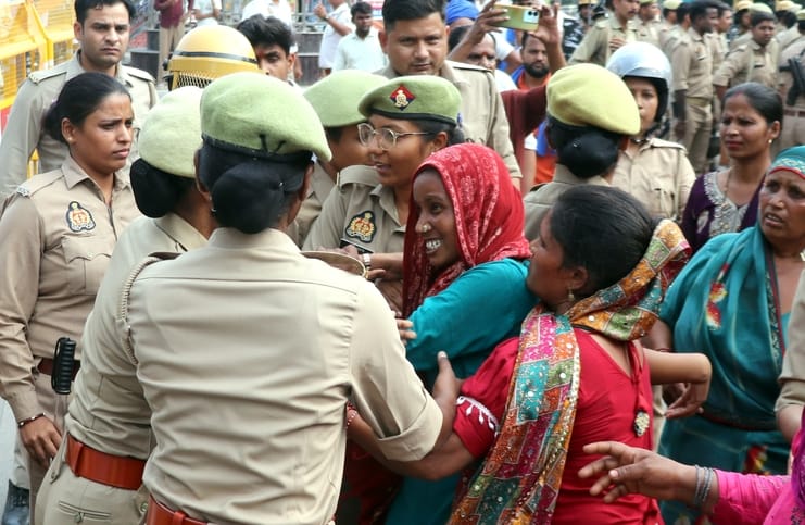 बिजनौर जिला कारागार में बंदी की मौत के बाद पोस्टमार्टम हाउस पर महिला पुलिसकर्मी के साथ भिड़ती 