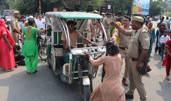 बिजनौर जिला कारागार में बंदी की मौत के बाद पोस्टमार्टम हाउस पर महिला पुलिसकर्मी के साथ भिड़ती 