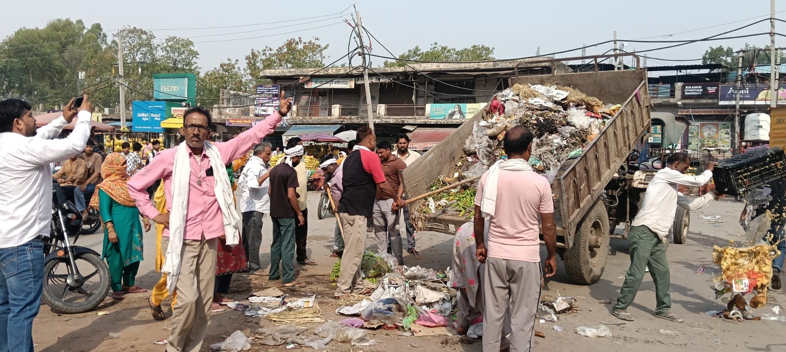 डीडीपीओ को ज्ञापन सौंपते ग्रामीण सफाई कर्मचारी। संवाद