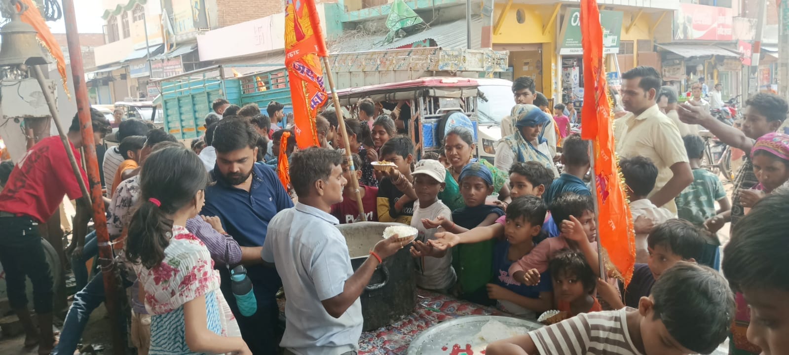 फोटो-01- खेतुई बालाजी मंदिर में आरती करते पुजारी। संवाद