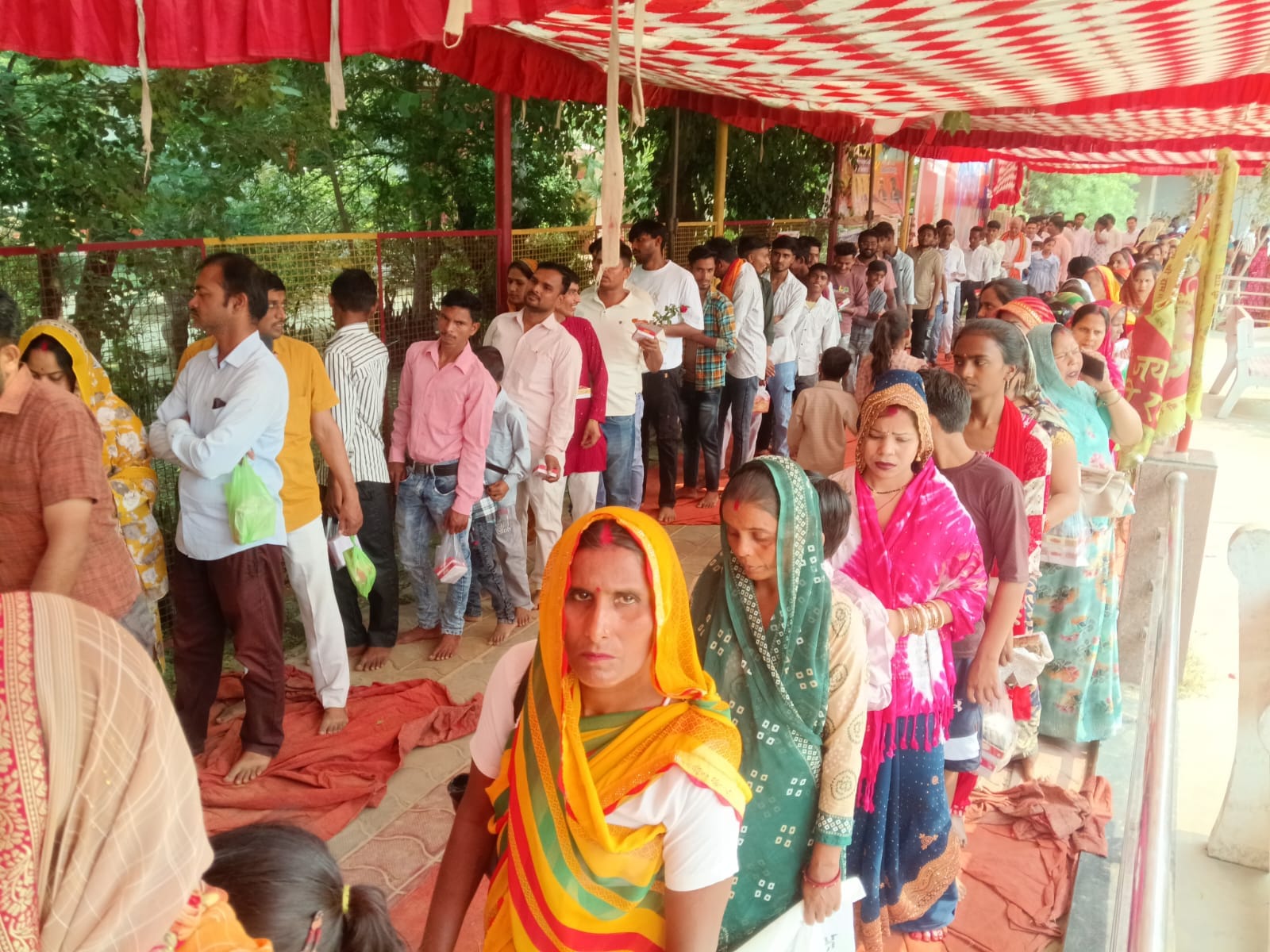 फोटो-01- खेतुई बालाजी मंदिर में आरती करते पुजारी। संवाद