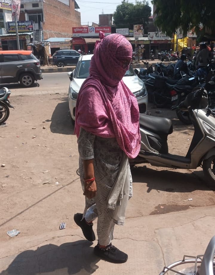 फोटो 11 सीकेटीपी 25 धूप से बचने को दुपट्टे से सिर ढककर जाती महिला। संवाद