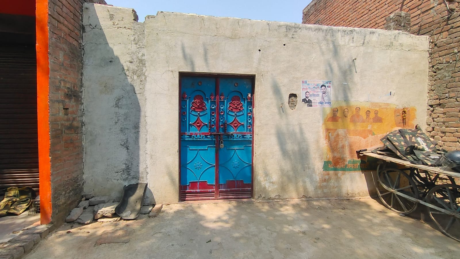 फोटो-12 चाचूपुर जटपुरा में तैनात पुलिस। संवाद फोटो-12 चाचूपुर जटपुरा में तैनात पुलिस। संवाद