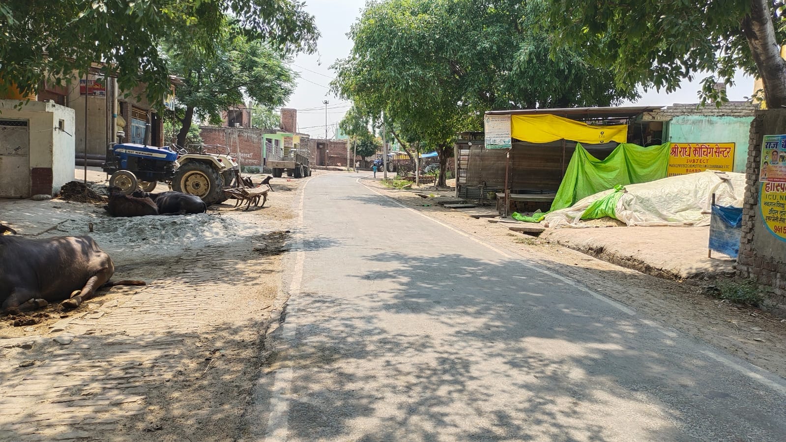 फोटो-12 चाचूपुर जटपुरा में तैनात पुलिस। संवाद फोटो-12 चाचूपुर जटपुरा में तैनात पुलिस। संवाद