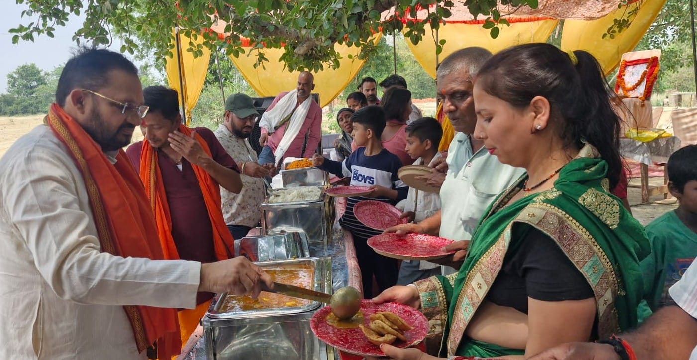 फोटो-14-बलरामपुर के हनुमानगढ़ी मंदिर में पूजा अर्चना करते श्रद्धालु ।-संवाद