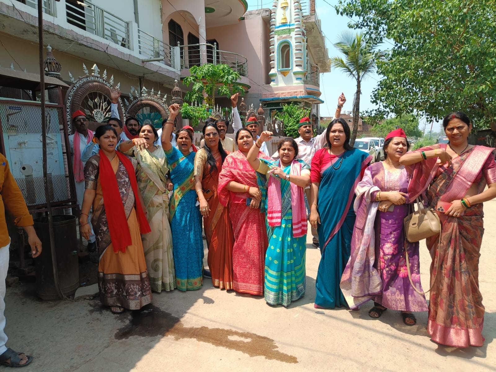 फोटो - 18 बबेरू में सांसद आवास के घेराव का प्रयास करते भाजपा कार्यकर्ता। संवाद
