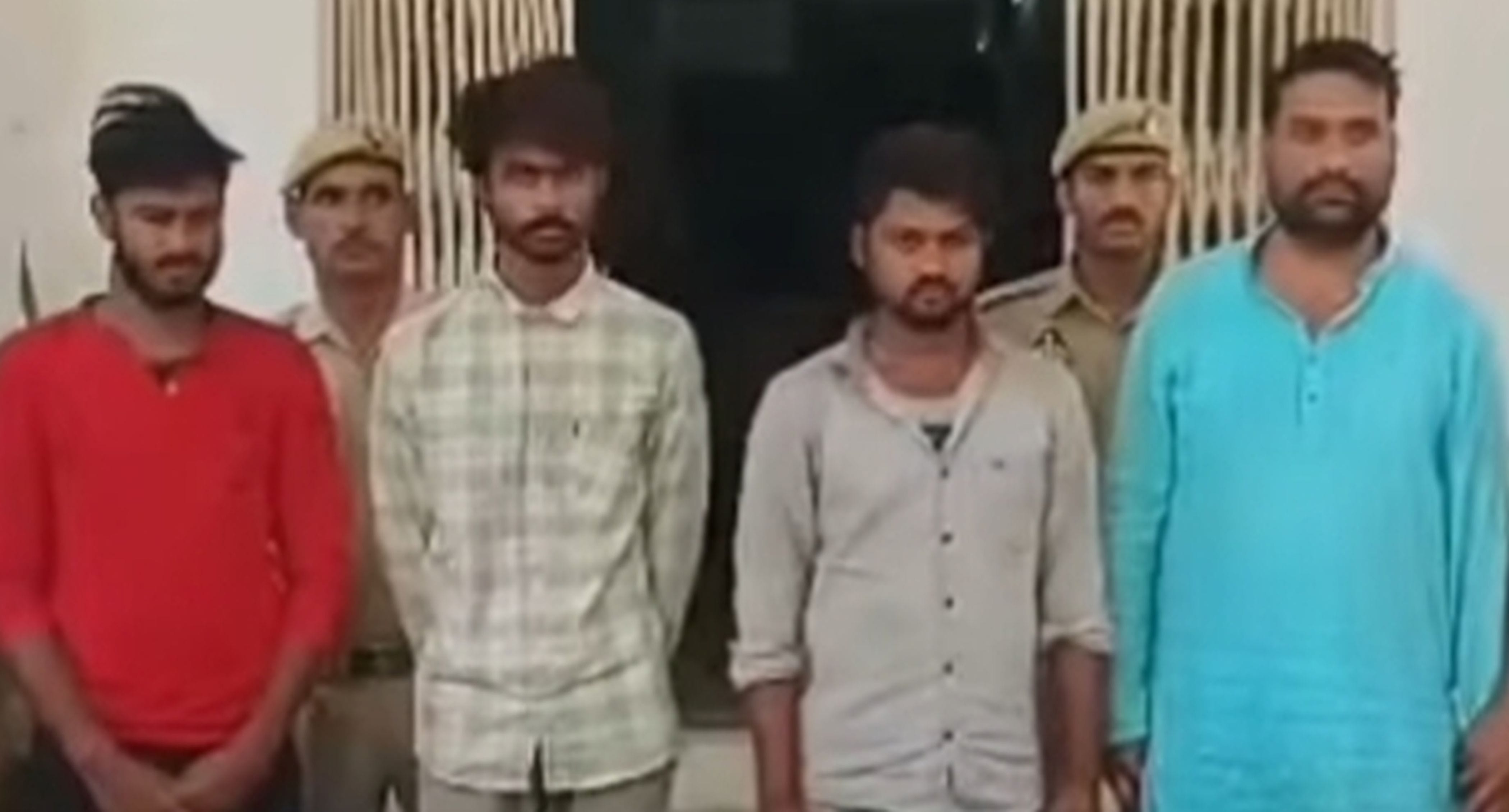 फोटो-29 पुलिस की गिरफ्त में चोरी के आरोपी। स्रोत पुलिस