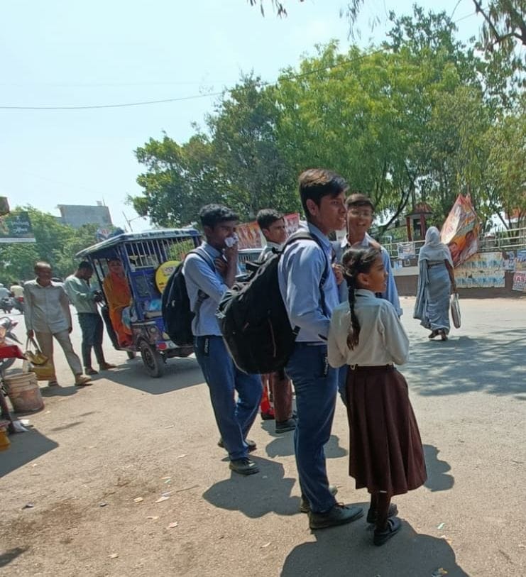 फोटो-36- आवास विकास रेलवे क्रासिंग को बंद करके ट्रैक की मरम्मत करते श्रमिक। संवाद फोटो-36- आवास विकास रेलवे क्रासिंग को बंद करके ट्रैक की मरम्मत करते श्रमिक। संवाद