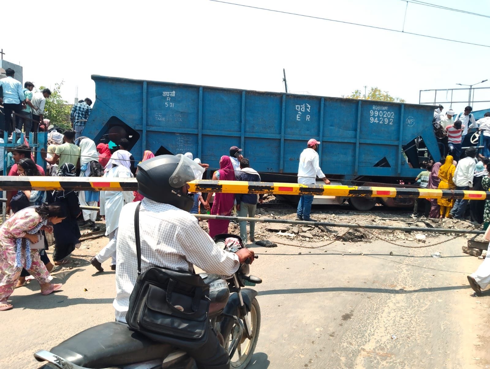 फोटो-36- आवास विकास रेलवे क्रासिंग को बंद करके ट्रैक की मरम्मत करते श्रमिक। संवाद फोटो-36- आवास विकास रेलवे क्रासिंग को बंद करके ट्रैक की मरम्मत करते श्रमिक। संवाद