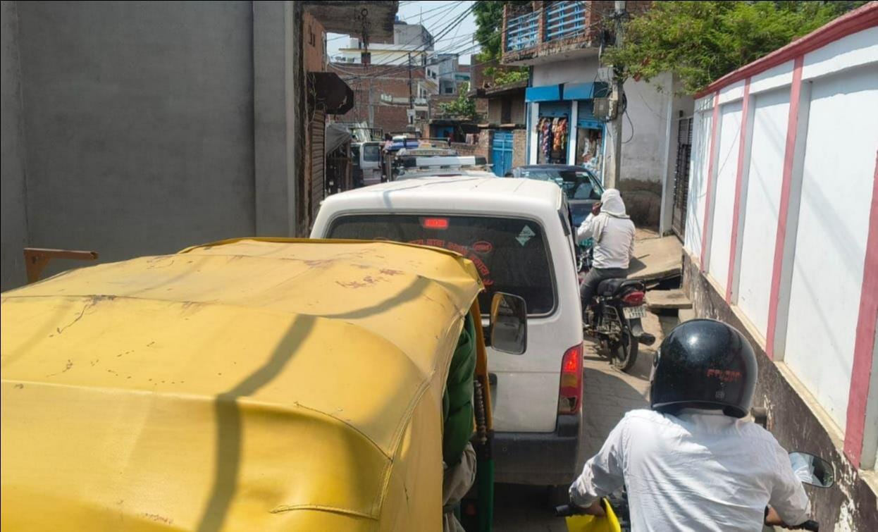 फोटो-36- आवास विकास रेलवे क्रासिंग को बंद करके ट्रैक की मरम्मत करते श्रमिक। संवाद फोटो-36- आवास विकास रेलवे क्रासिंग को बंद करके ट्रैक की मरम्मत करते श्रमिक। संवाद