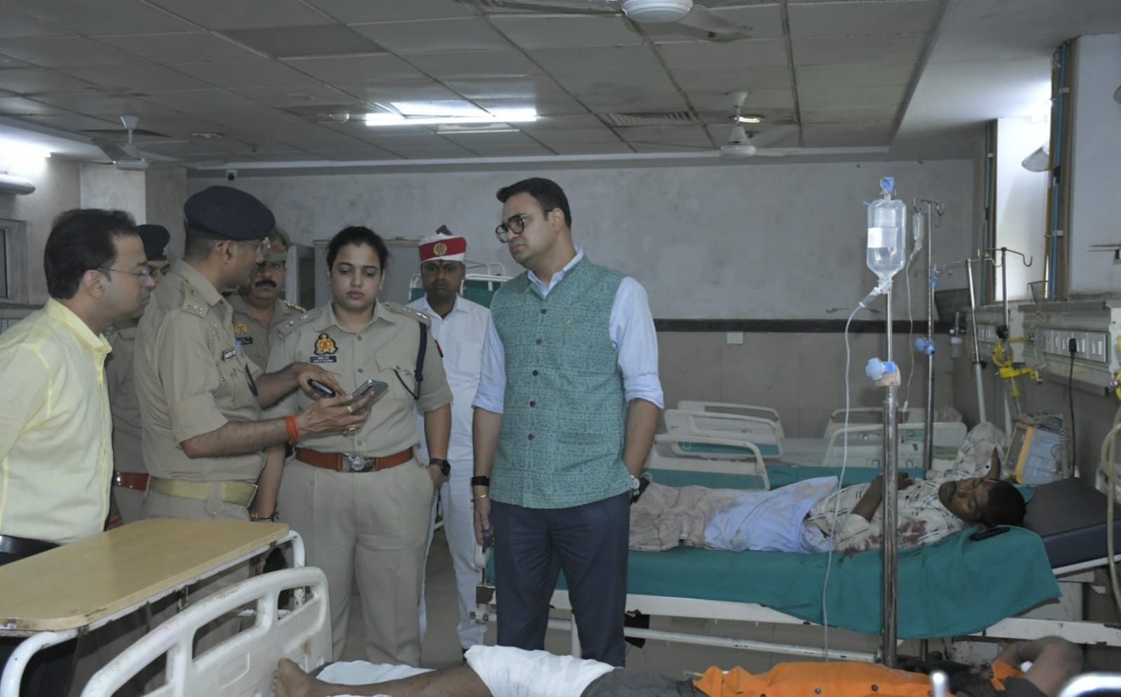 गंगा एक्सप्रेसवे पर हादसे का शिकर हुई बस। संवाद गंगा एक्सप्रेसवे पर हादसे का शिकर हुई बस। संवाद