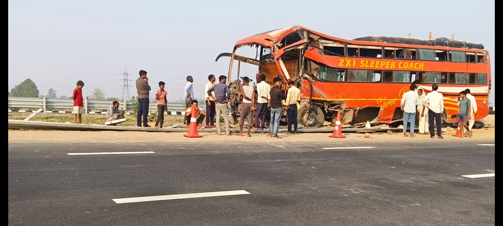 गंगा एक्सप्रेसवे पर हादसे का शिकर हुई बस। संवाद गंगा एक्सप्रेसवे पर हादसे का शिकर हुई बस। संवाद
