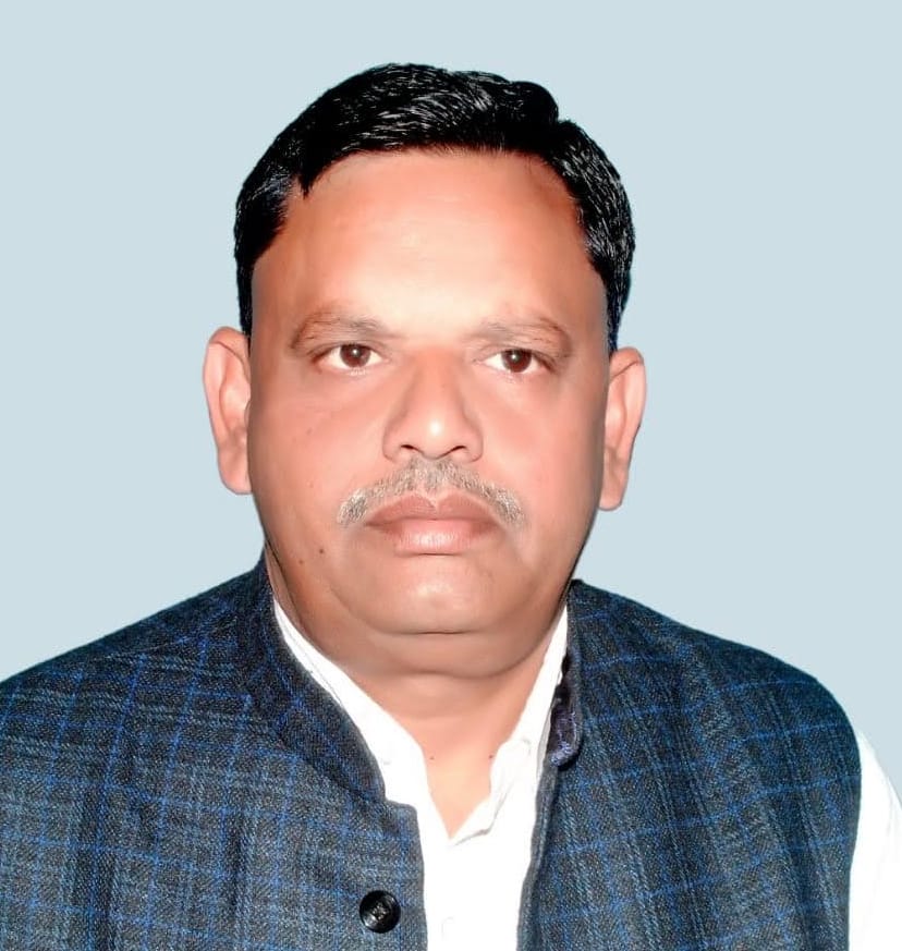 ग्राम प्रधान धमेंद्र सिंह।
