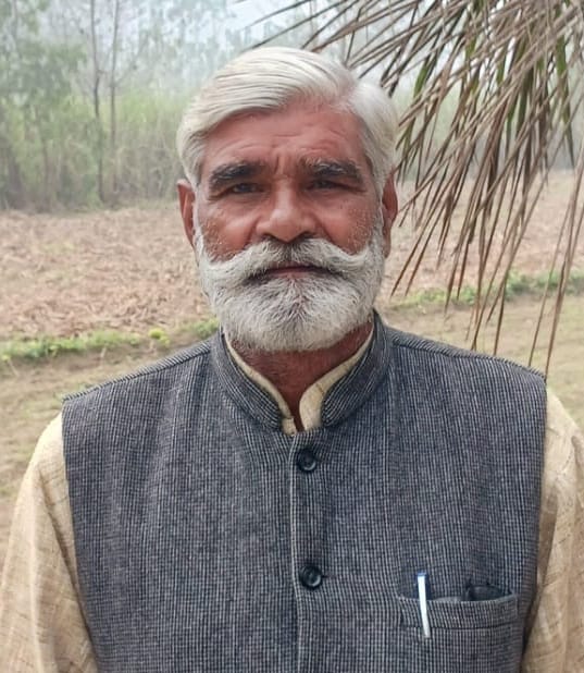 ग्राम प्रधान धमेंद्र सिंह।