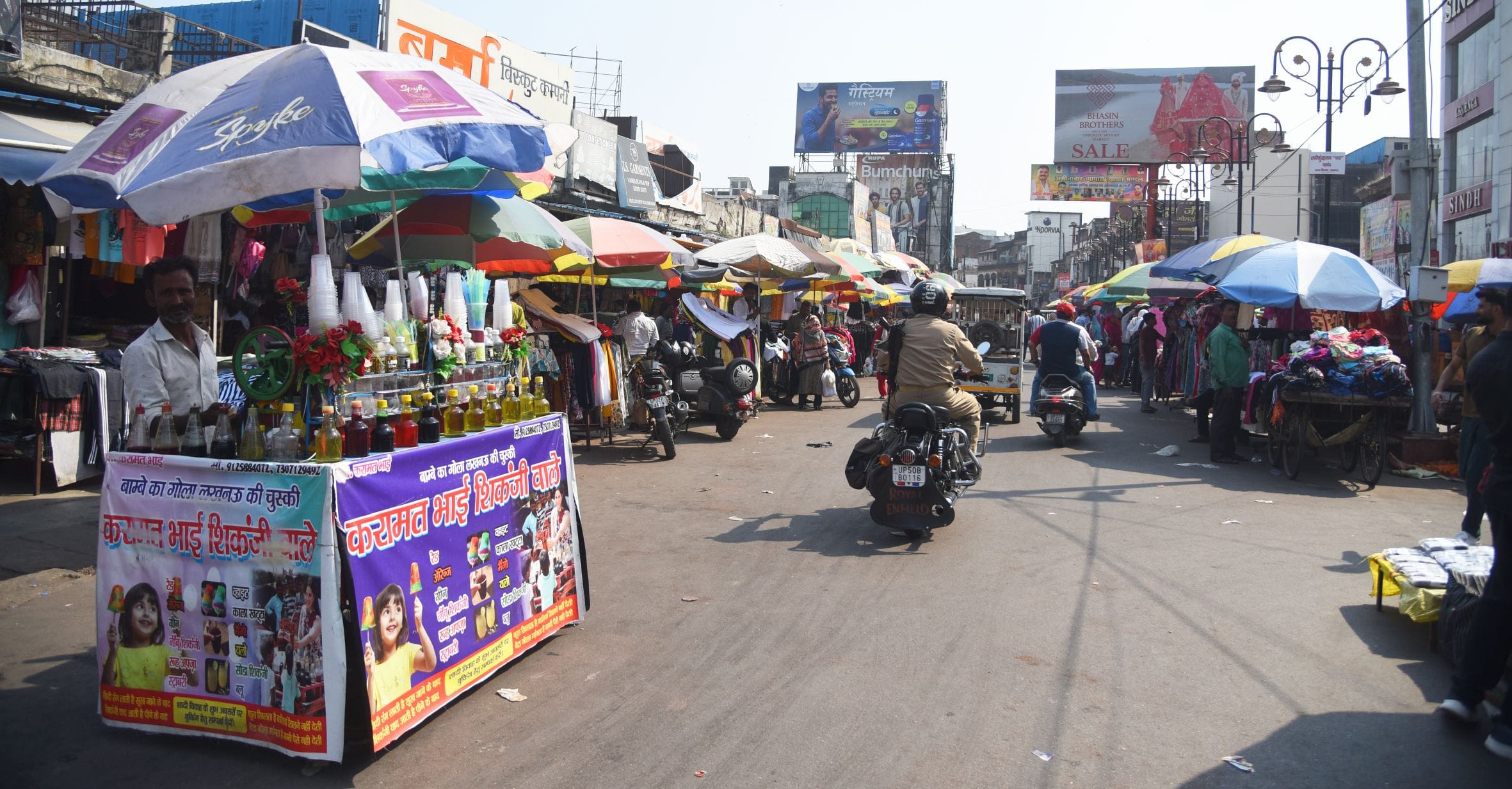 गर्मी से परेशान लोग। गर्मी से परेशान लोग।