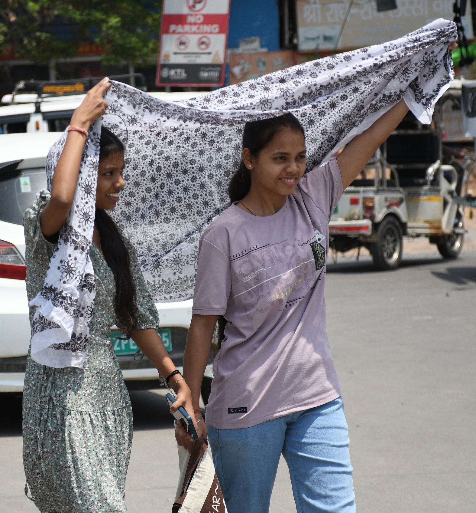 गर्मी से परेशान लोग। गर्मी से परेशान लोग।