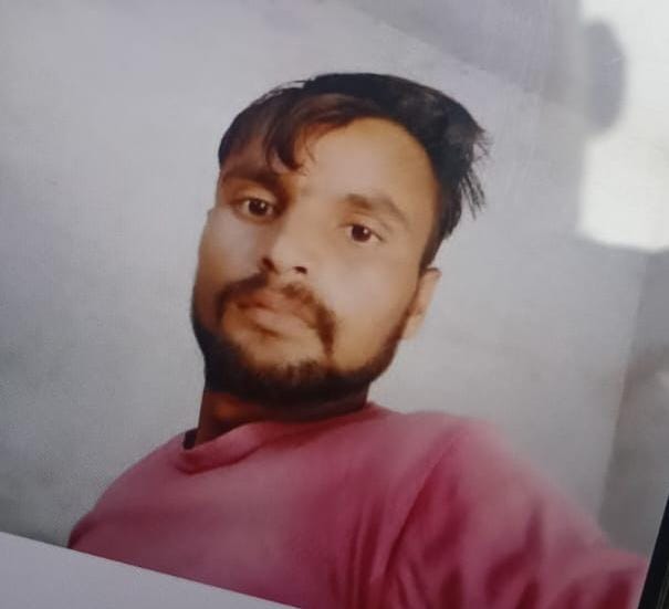 गांव मानकपुर में विलाप करते मृतक युवक के परिजन । संवाद गांव मानकपुर में विलाप करते मृतक युवक के परिजन । संवाद