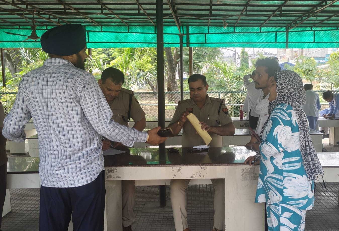 घटनास्थल का निरीक्षण करते एसपी, डीएसपी व अन्य अधिकारी। संवाद