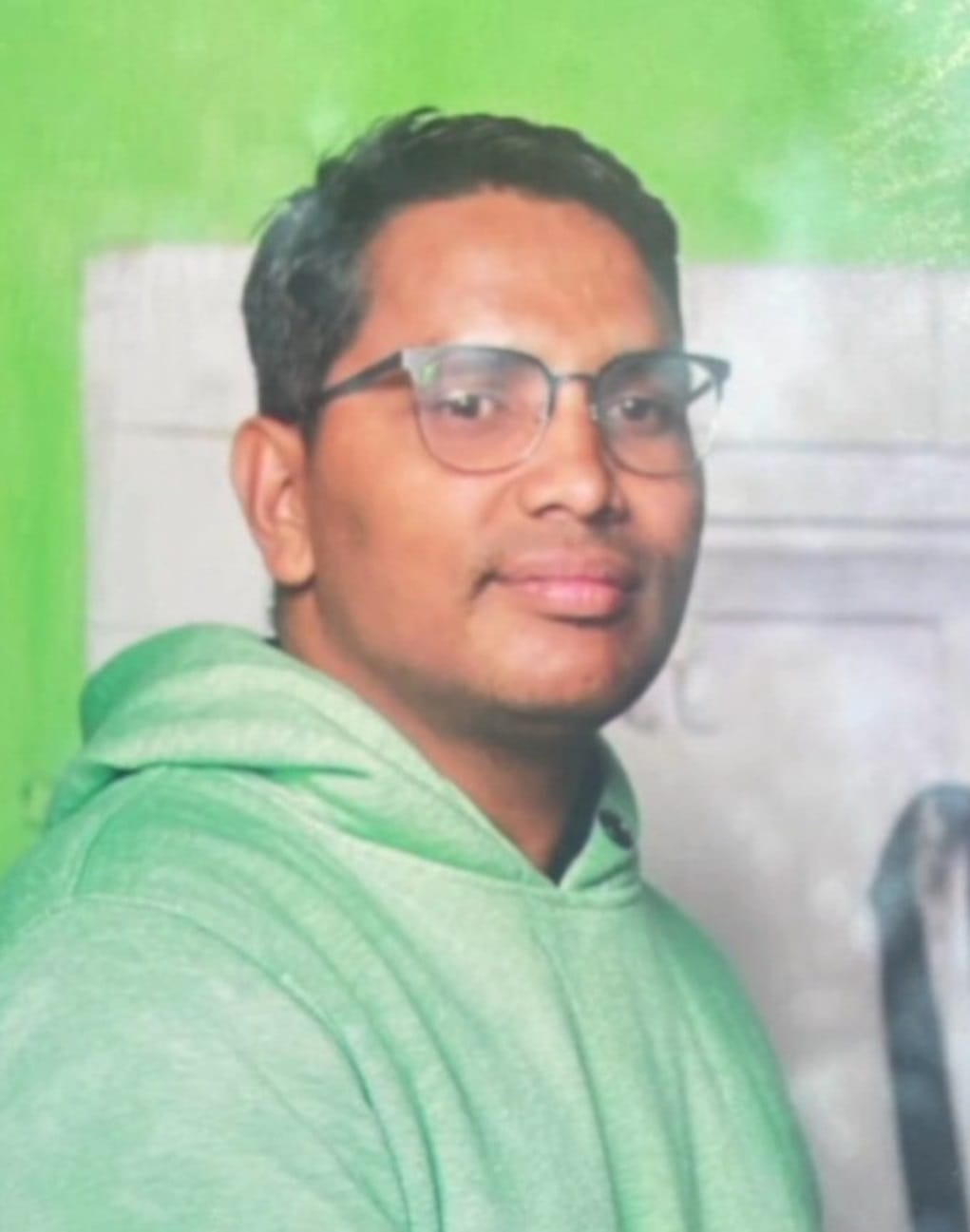 घटनास्थल पर जांच करती सीन ऑफ क्राइम टीम। 