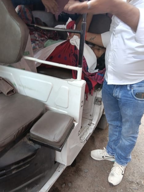 ई रिक्शे पर मरीज को बैठाते तीमारदार। ई रिक्शे पर मरीज को बैठाते तीमारदार।