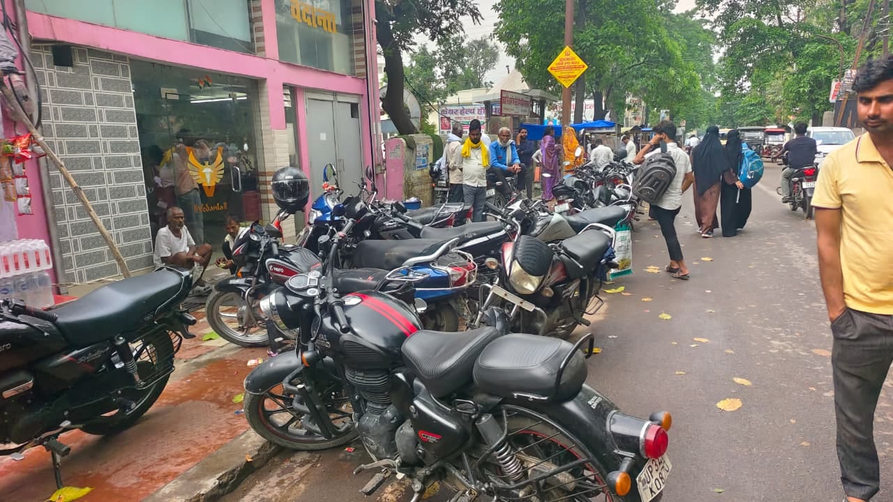 कचहरी मार्ग पर बैंक के बाहर सड़क पर खड़े वाहन। संवाद कचहरी मार्ग पर बैंक के बाहर सड़क पर खड़े वाहन। संवाद