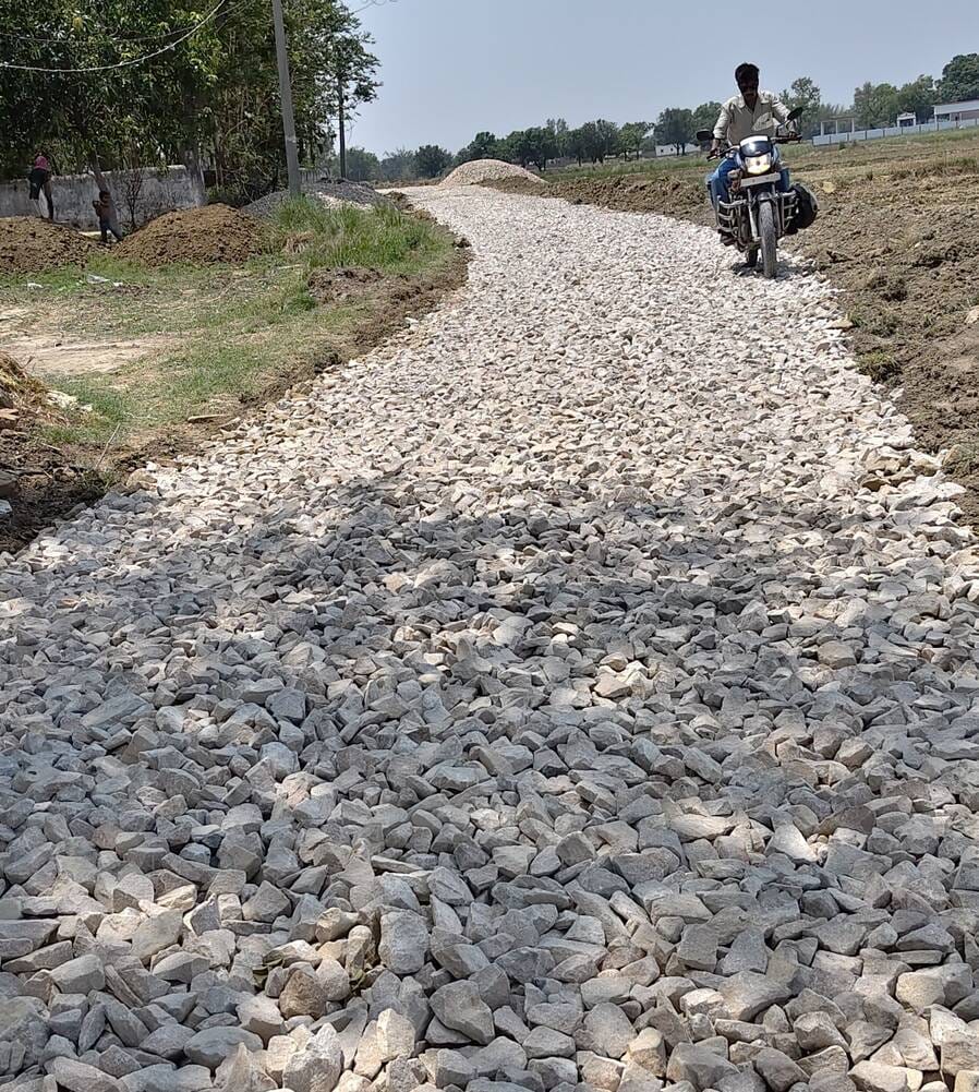 ककरही टड़िया गायघाट जर्जर सड़क का निरीक्षण करते डीएम शिवशरणप्पा जीएन। स्रोत विज्ञप्ति