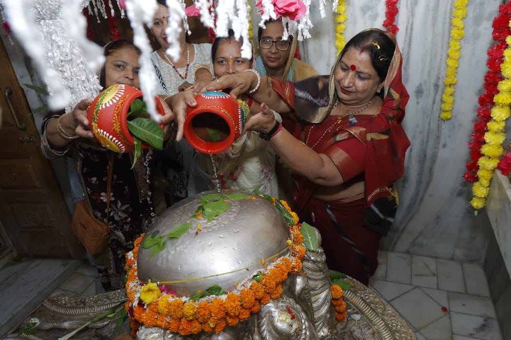 .कलश यात्रा में शामिल महिलाएं। प्रवक्ता .कलश यात्रा में शामिल महिलाएं। प्रवक्ता