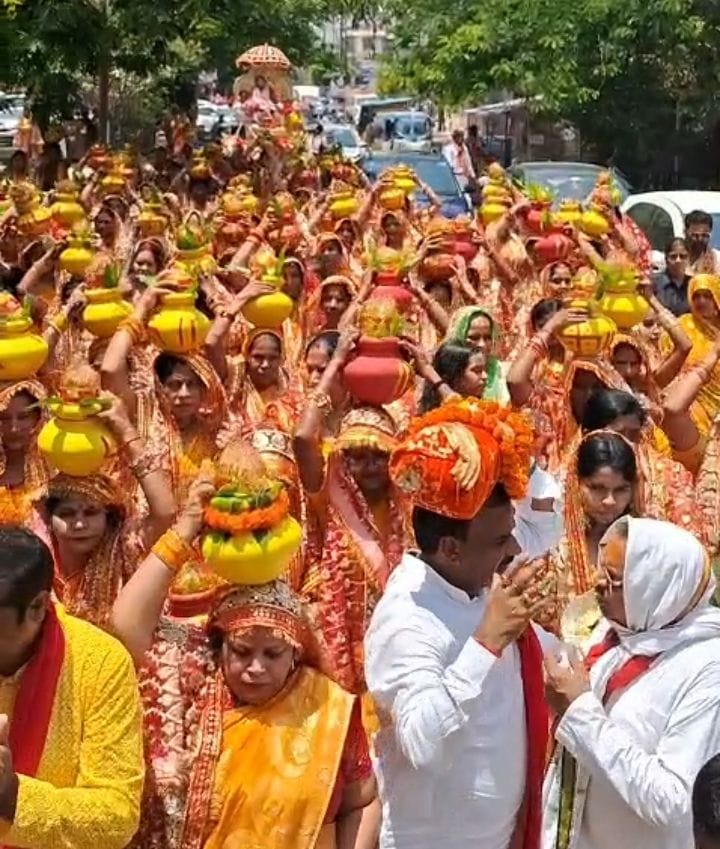 कलश यात्रा निकालकर कथा का शुभारंभ