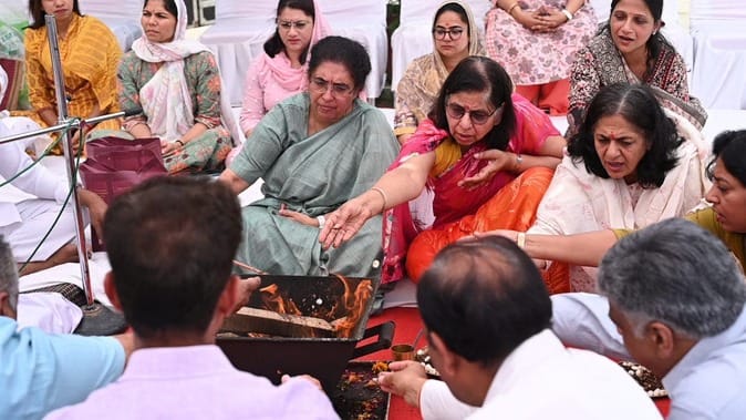 कुरुक्षेत्र। एनआईटी परिसर में बीओजी चेयरमैन तेजस्विनी अनंत कुमार व प्रोफेसर हवन में आहुती डालते