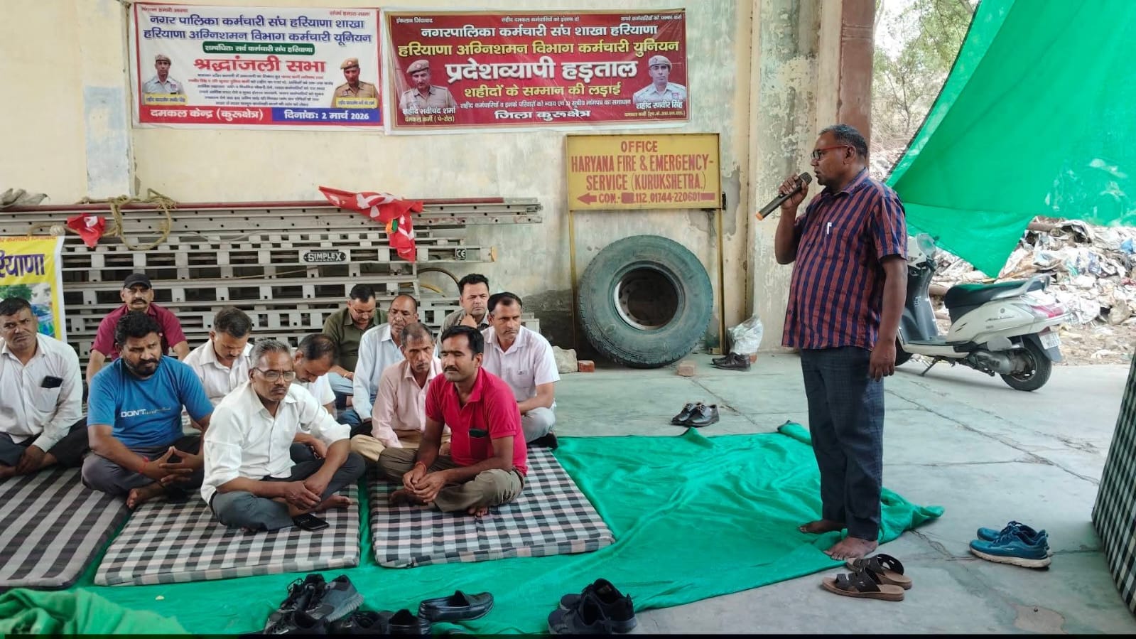कुरुक्षेत्र। हड़ताल पर बैठे कर्मचारियों को संबोधित करते हुए यूनियन पदाधिकारी। स्वयं