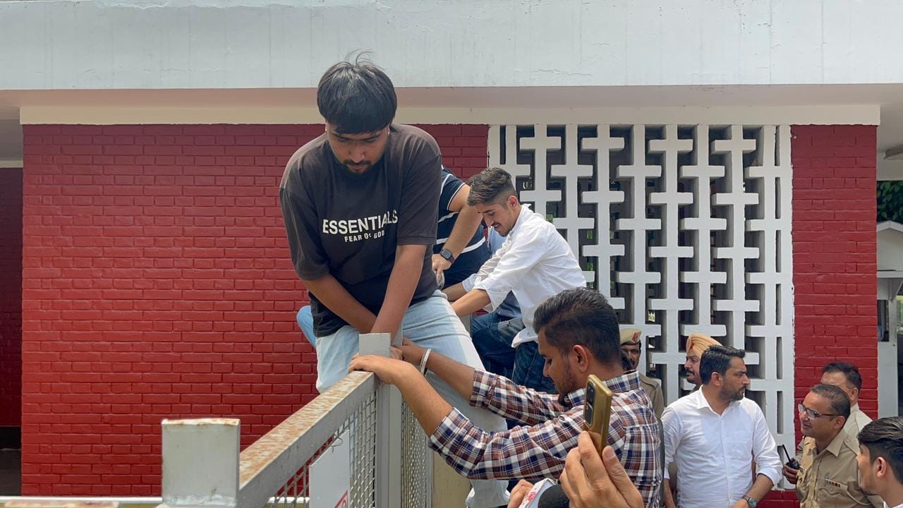 कुरुक्षेत्र। कुलसचिव डॉ. वीरेन्द्र पाल को ज्ञापन सौंपते छात्र। संवाद