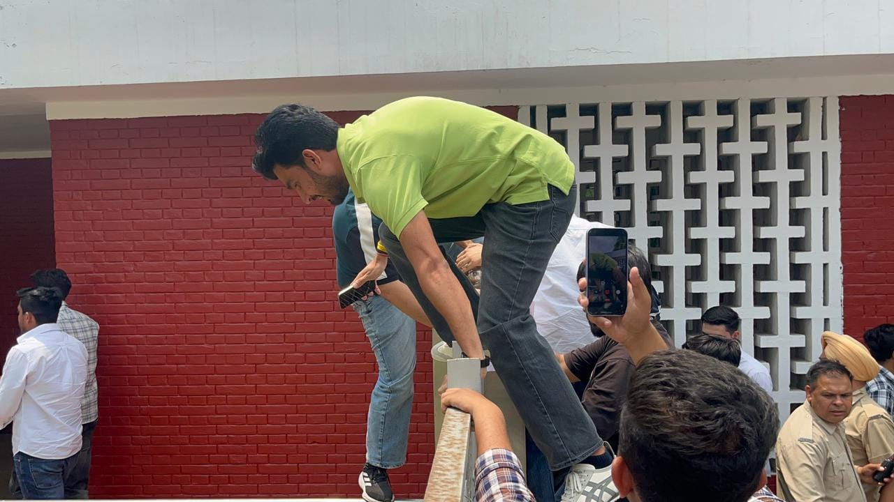 कुरुक्षेत्र। कुलसचिव डॉ. वीरेन्द्र पाल को ज्ञापन सौंपते छात्र। संवाद