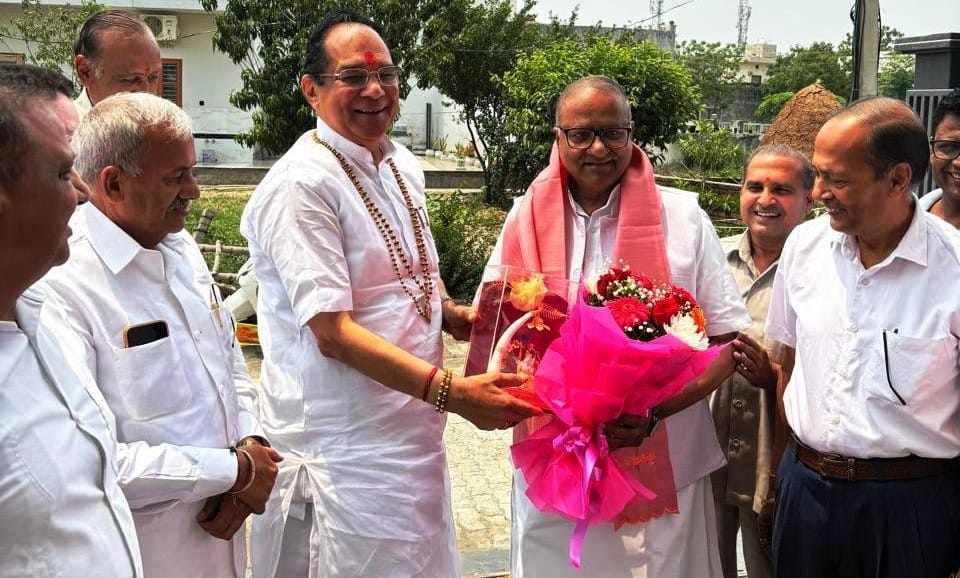 कुरुक्षेत्र। खरैती लाल सिंगला को सम्मानित करते ब्रह्मस्वरूप ब्रह्मचारी, साथ में अन्य। विज्ञप्त
